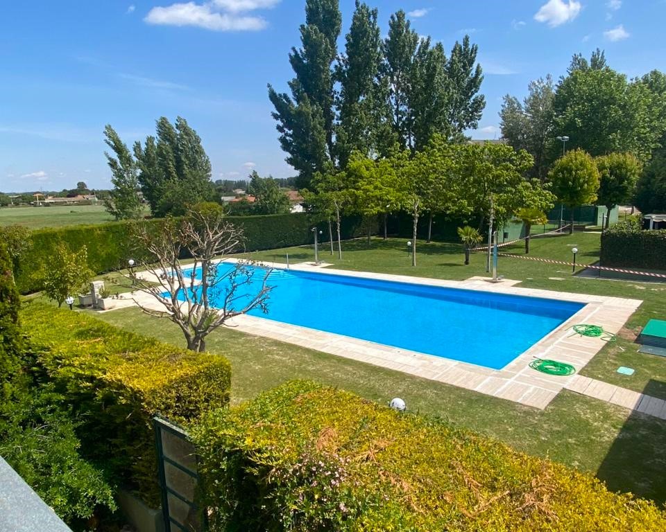 Zona común; piscina, pádel, parque infantil y club privado